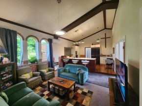 The Church House- Boutique Comfort, Balclutha